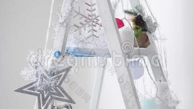 装饰的阶梯在新年风格与漂亮的冰鞋，雪花，星星，蜡烛，花环。 <strong>圣诞</strong>节概念